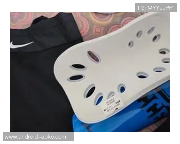 时尚与实用兼具的Nike足球背包助你轻松携带运动装备